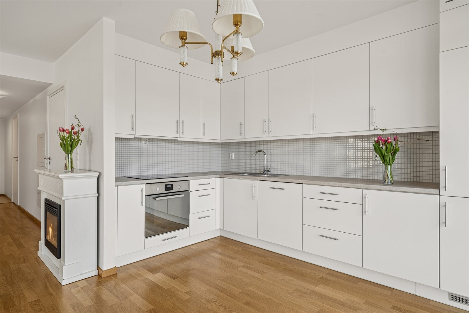 Kjøkkenet har godt med skap og benkeplass. Galleribilde