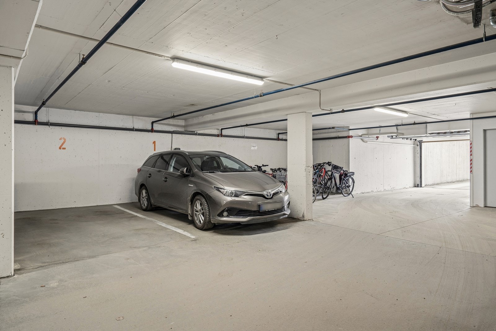 Leiligheten har fast parkering i parkeringskjeller. Galleribilde