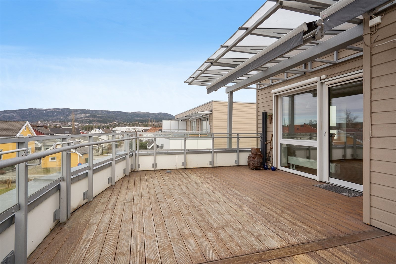 Solrik terrasse på 30,5 kvm. Her har man nydelig utsikt. Galleribilde