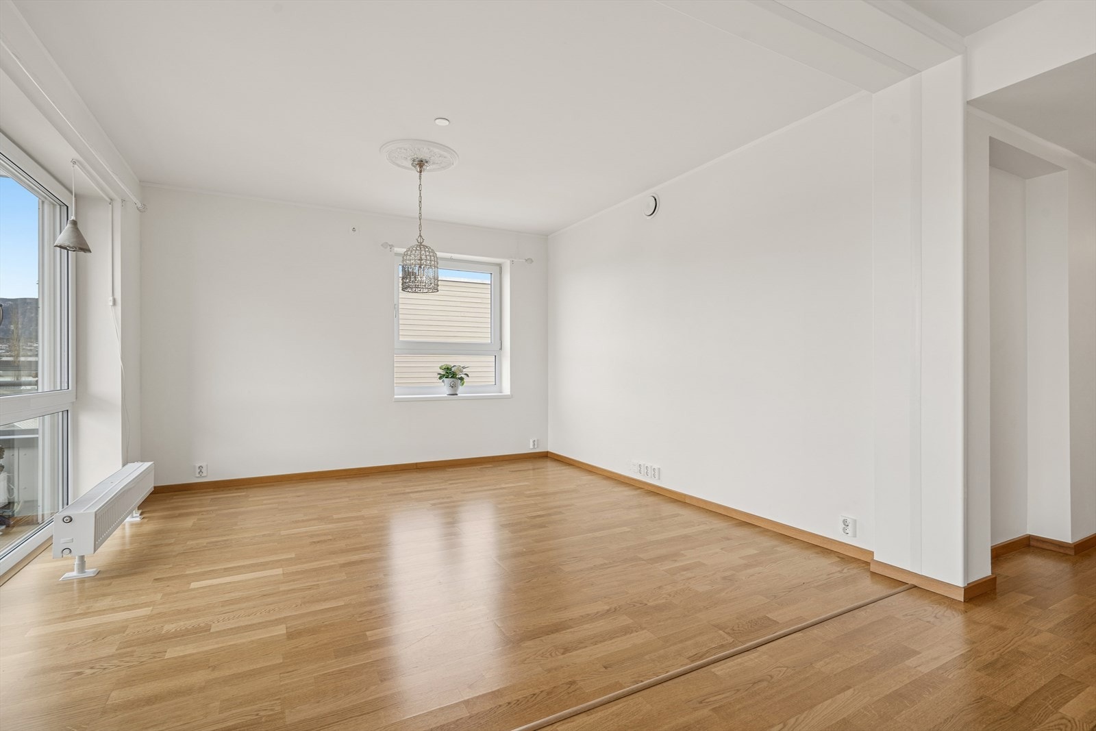 Stuen har rikelig med lysinnslipp. Leiligheten har en god planløsning. Galleribilde