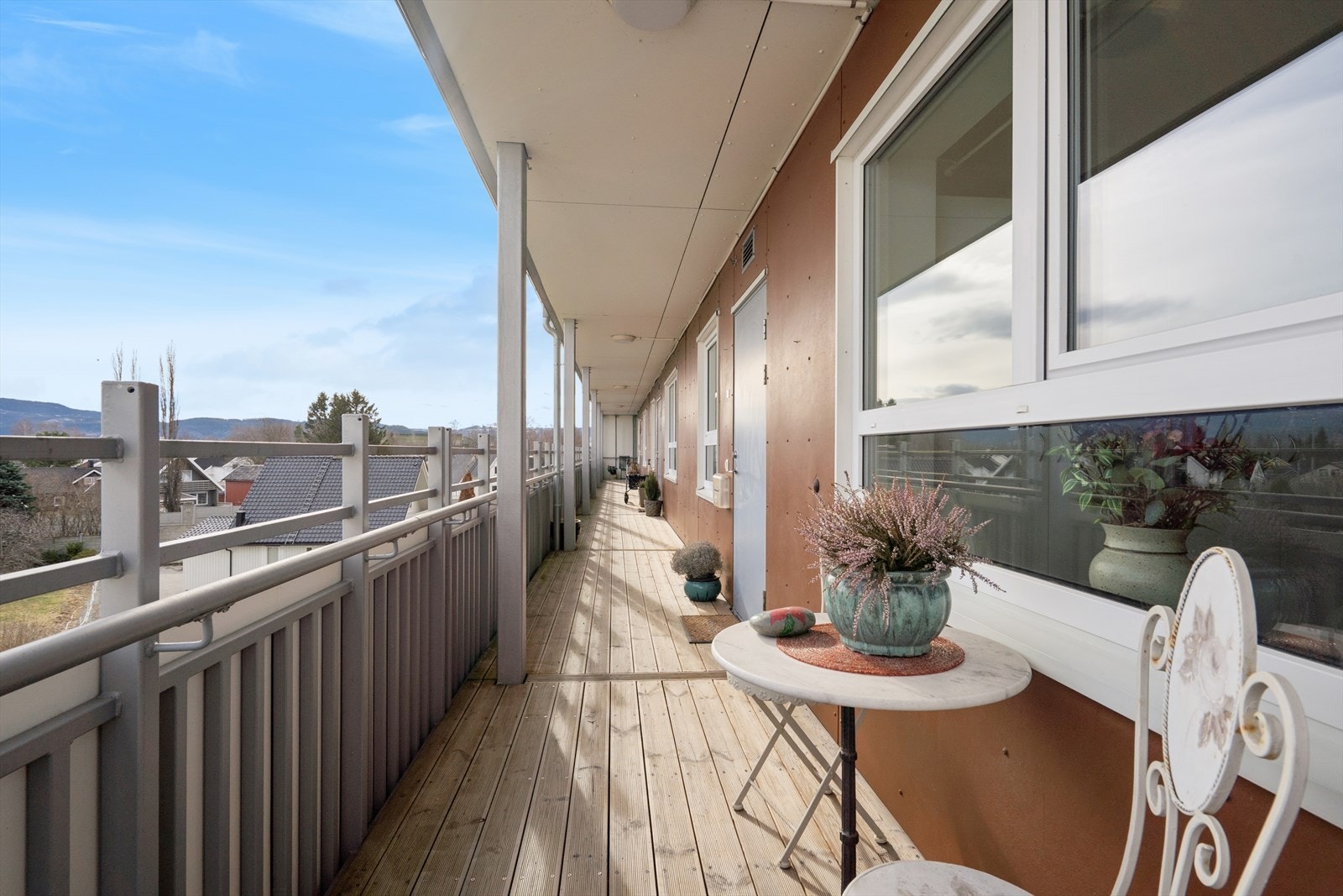 Leiligheten har livsløpsstandard og heis i bygget. Parkering og bod i kjeller. Galleribilde