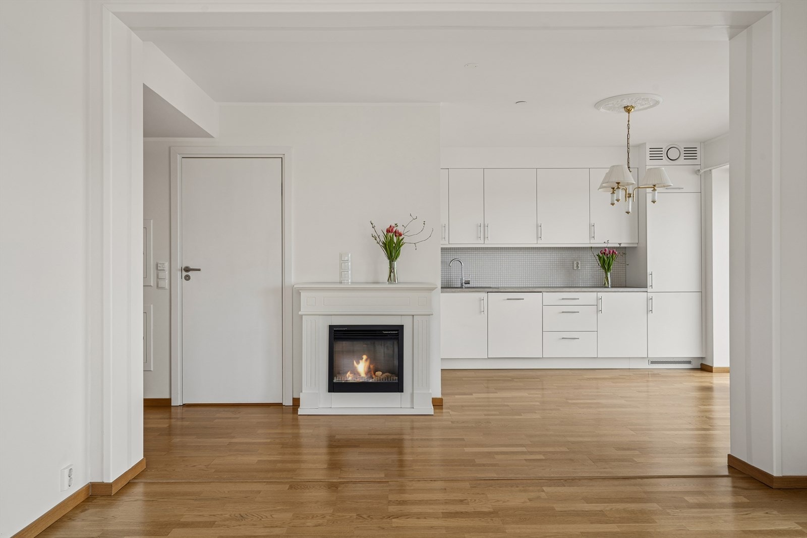 Fjernvarme er inkludert i felleskostnader. Stuen har egen utgang til solrik terrassen. Galleribilde