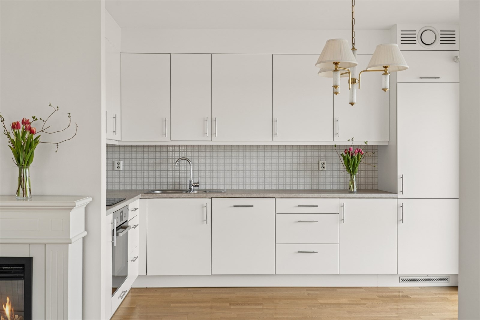 Kjøkkenet er stilrent med god skapplass. Integrert hvitevare. Galleribilde