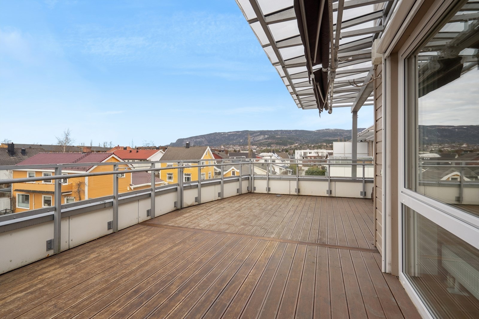 Terrassen er perfekt for en fin sommerdag med muligheter for utemøblement. Galleribilde