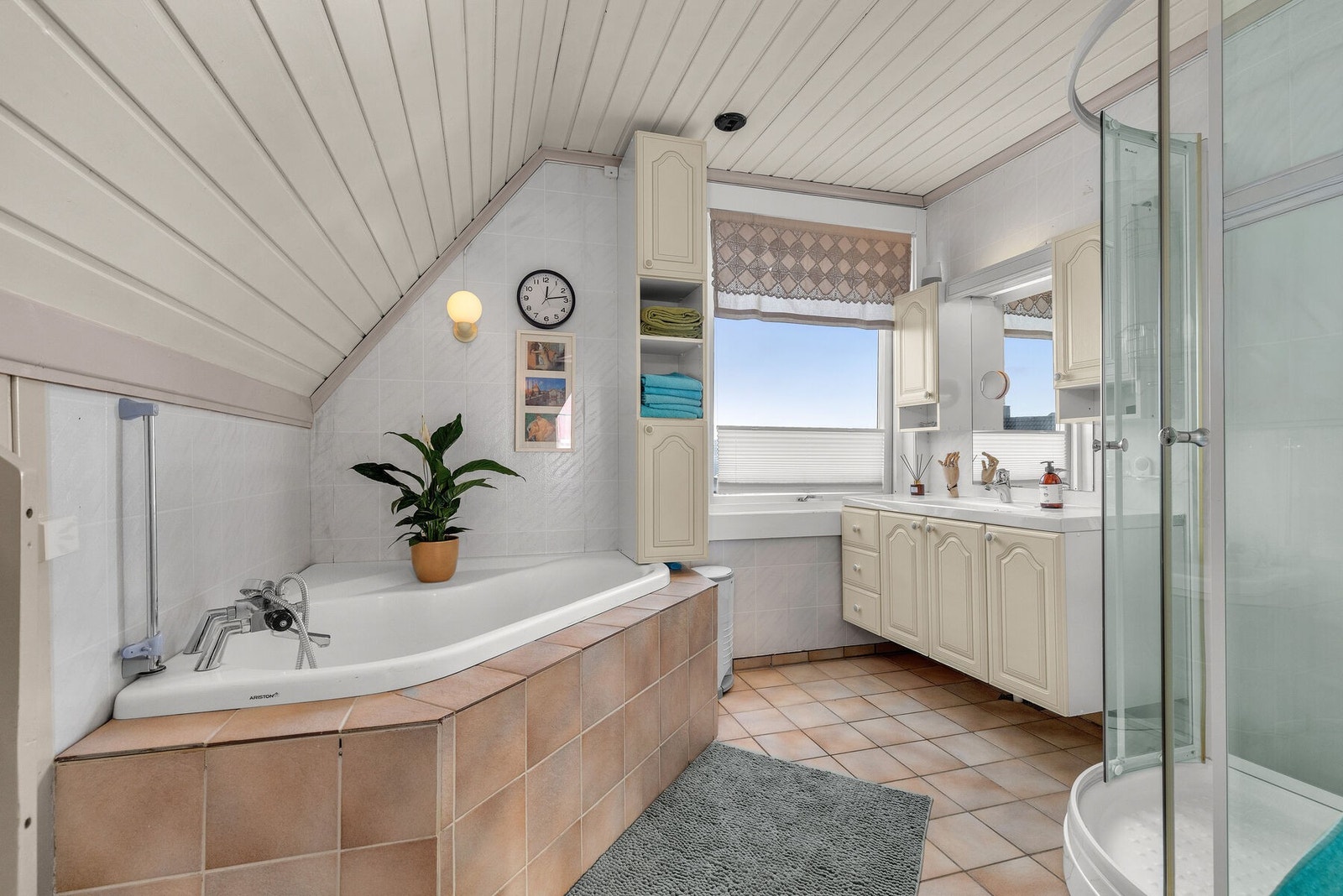 Bad med fliser på gulv, dusjkabinett og badekar. Galleribilde