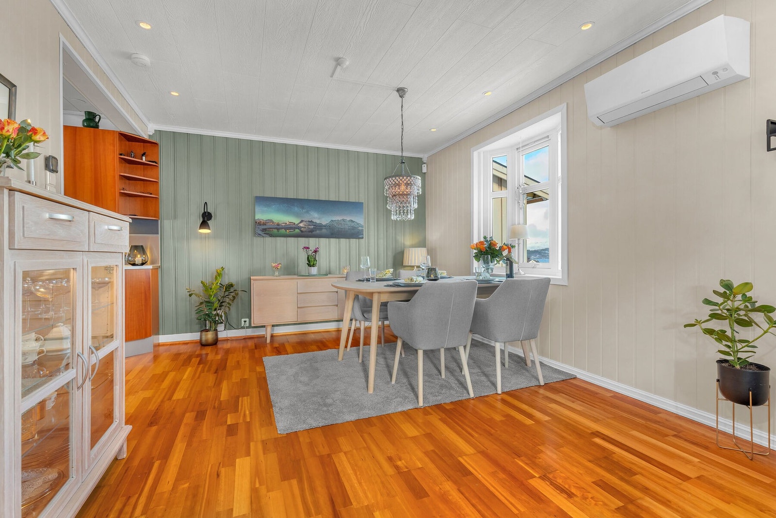 Romslig spisestue med fin utsikt Galleribilde