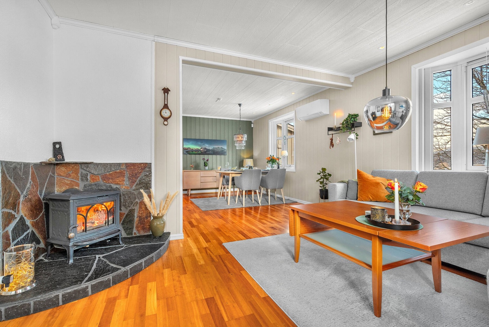 Fra stuen er det åpen løsning mot spisestuen Galleribilde