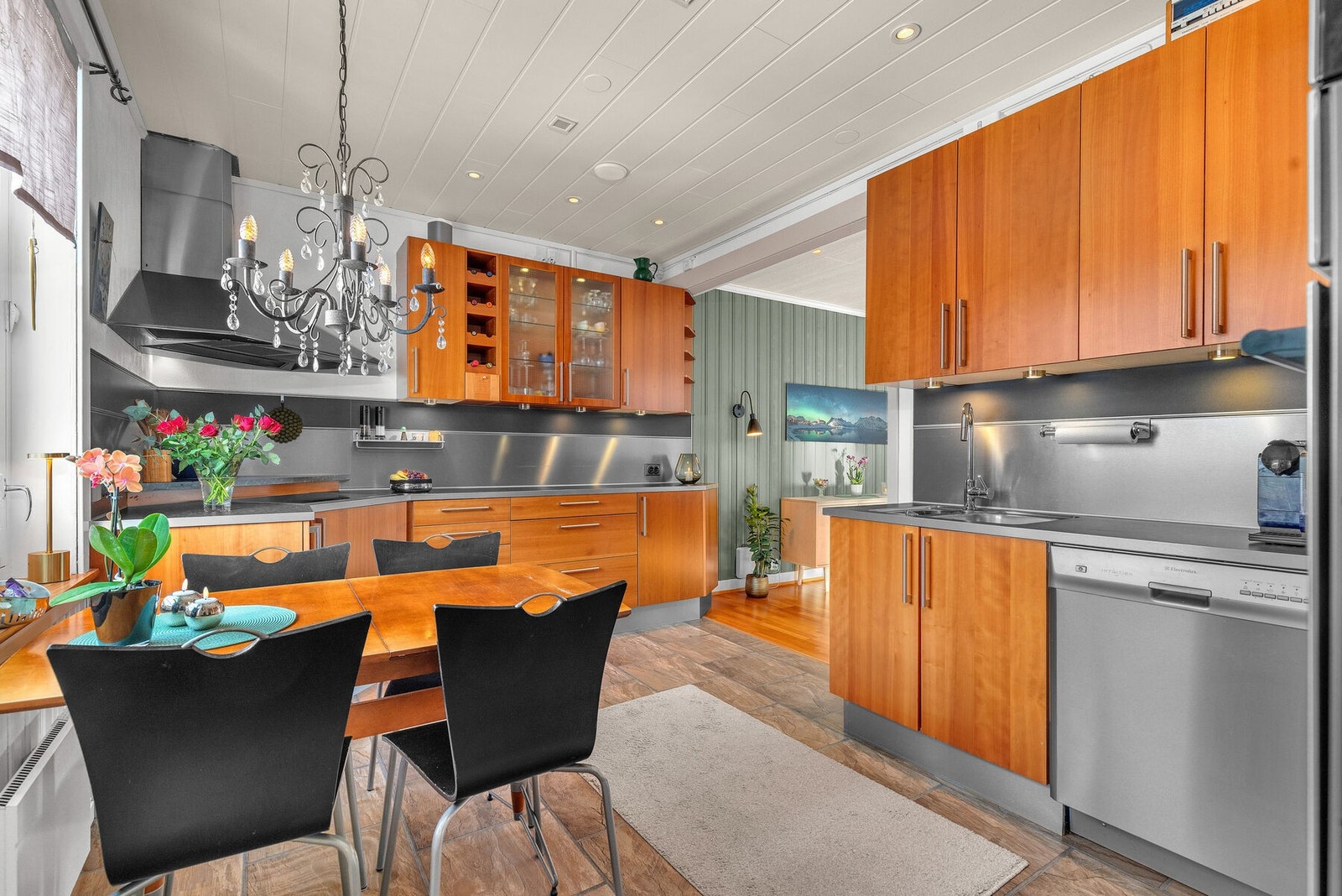 Kjøkken med spotter i tak og integrerte hvitevarer. Galleribilde