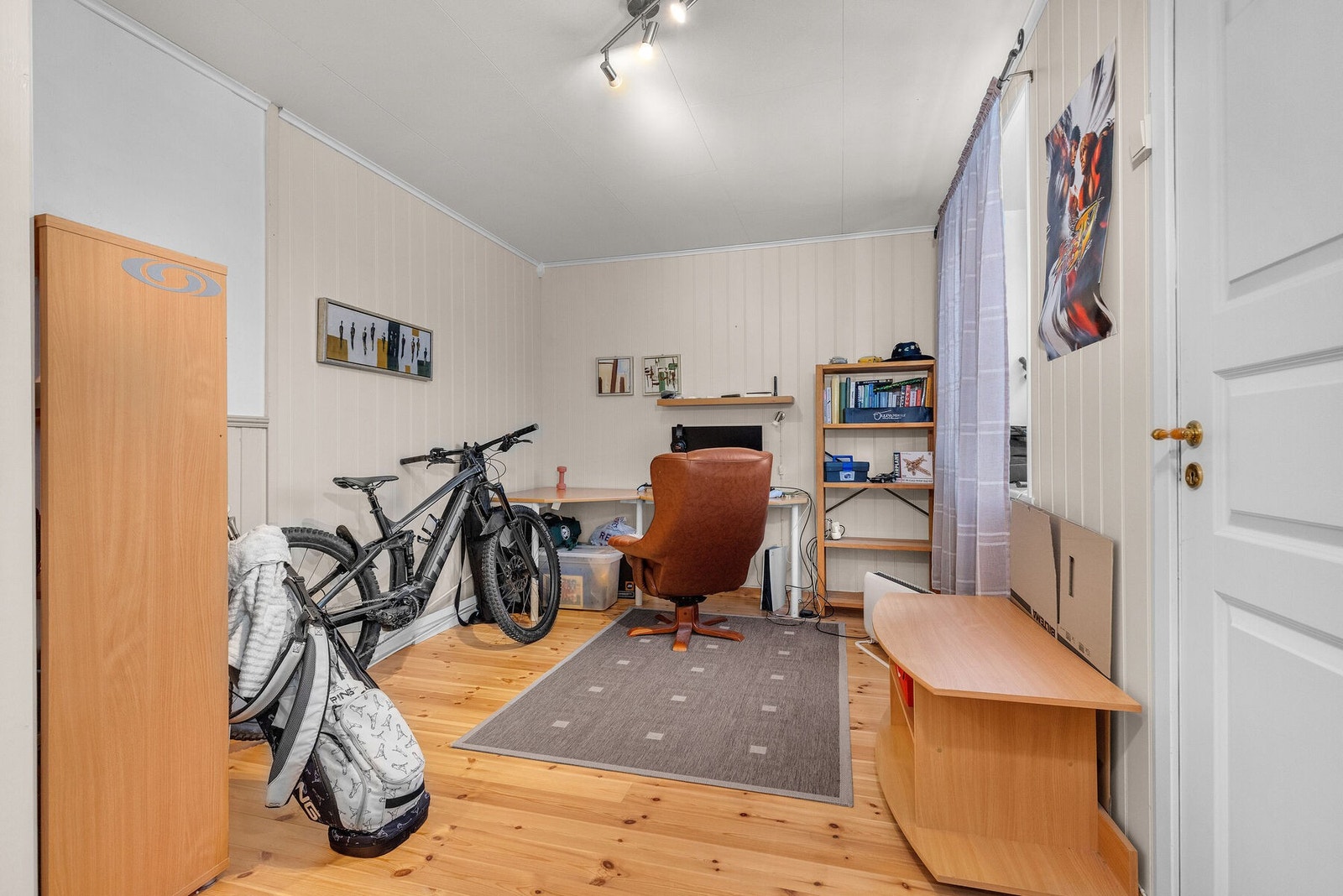 Innredet rom i kjeller - utgang til mark kjeller Galleribilde