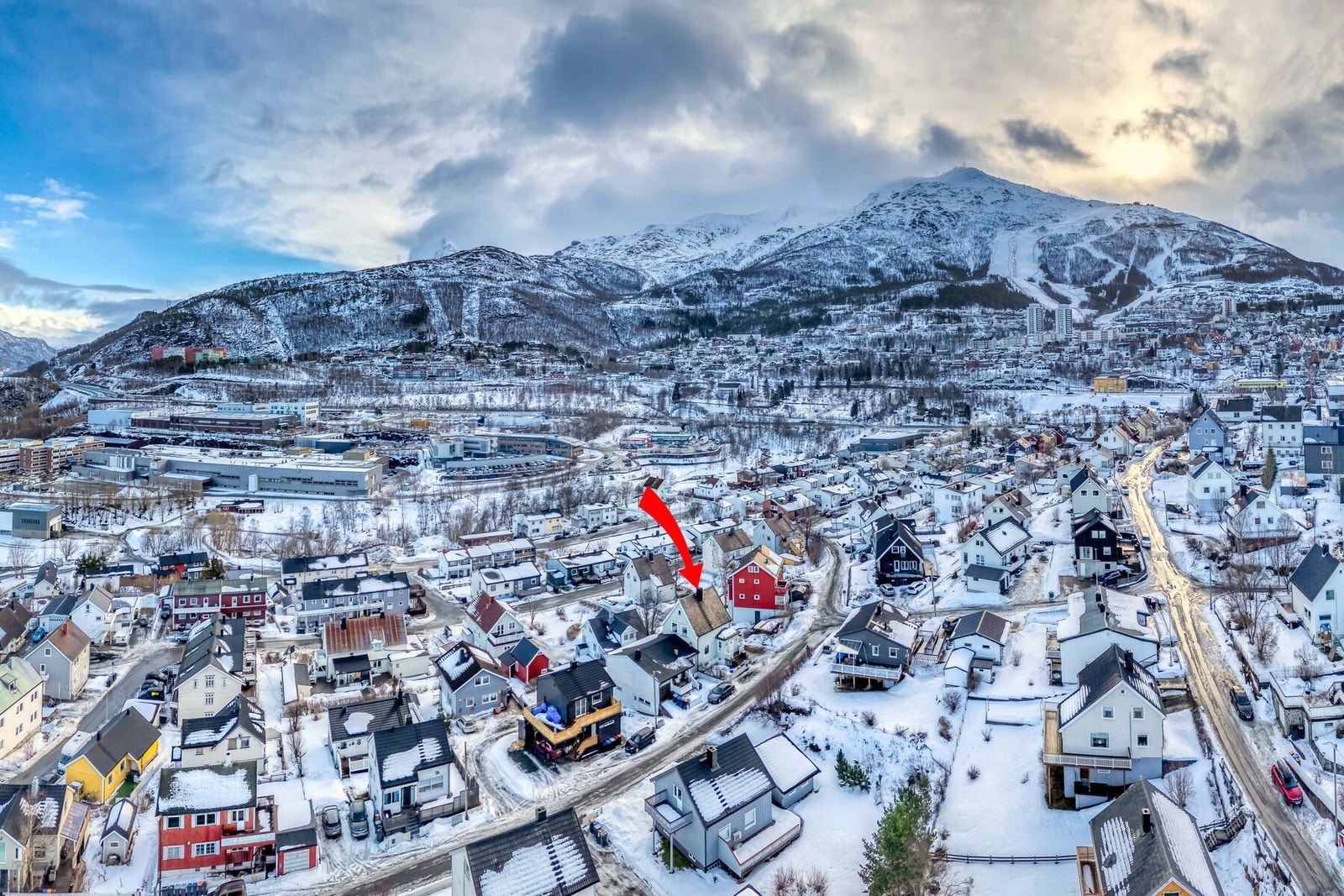 Fra boligen er det kort vei til sentrum, skoler, barnehage og turområder. Galleribilde