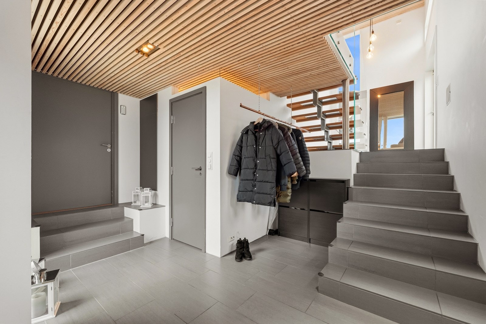 Gangen/inngangsparti. Her er gjestetoalett og dør inn til kjeller Galleribilde