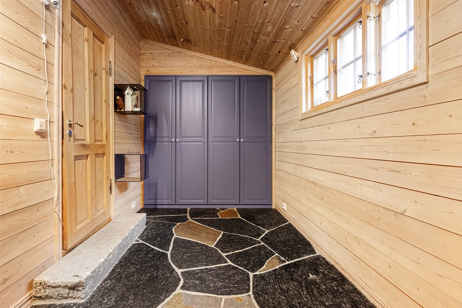 Det eldre inngangspartiet nå brukt som kontor. Galleribilde