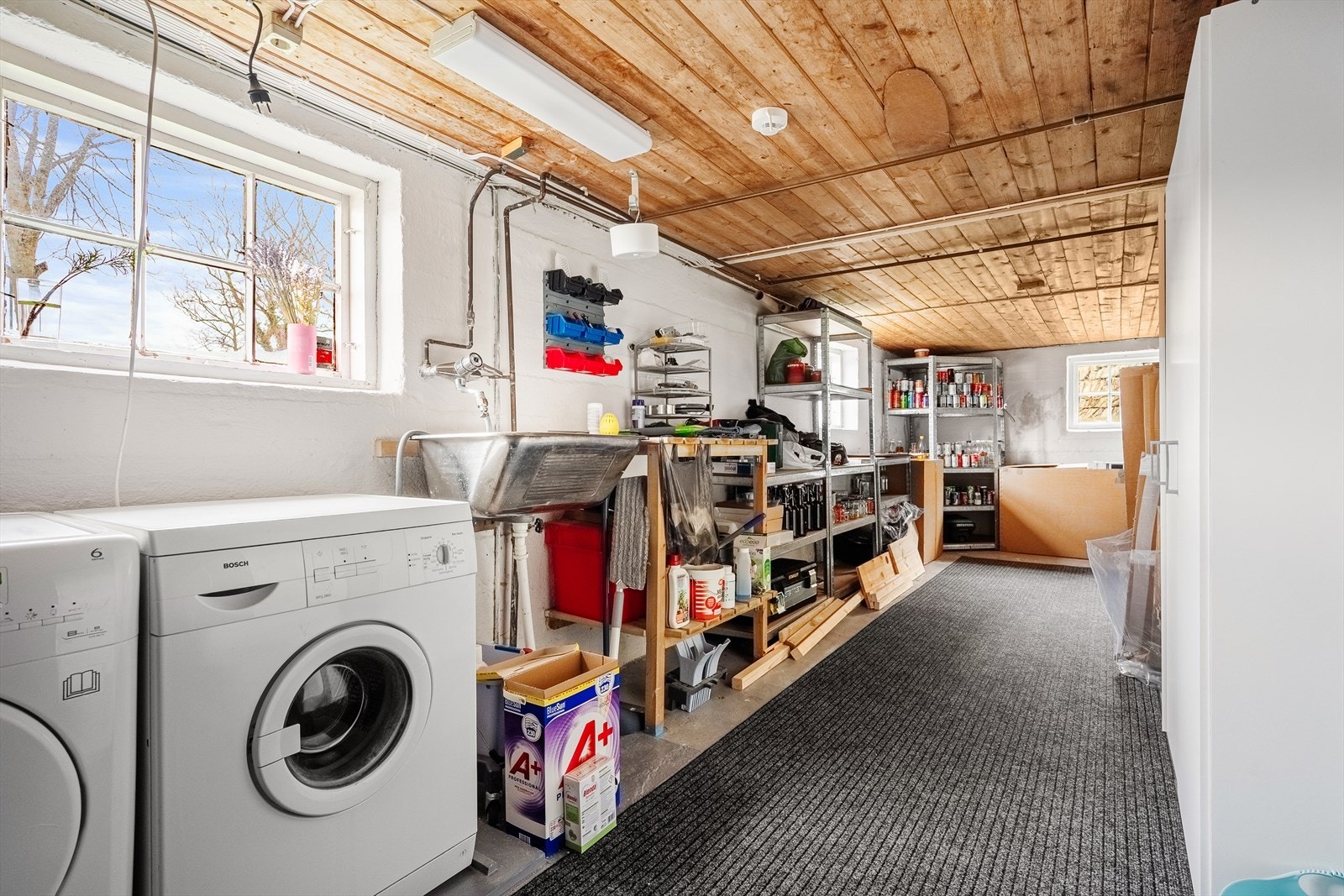 Både vaskerom og lagring i kjeller Galleribilde