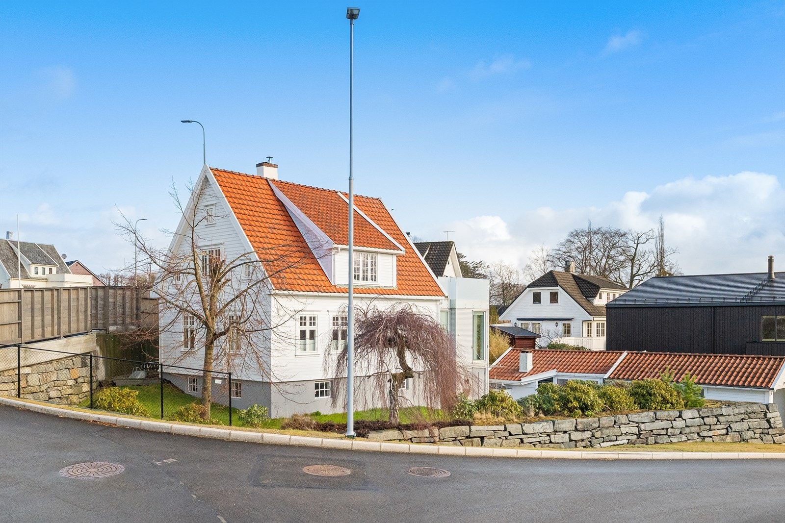 Flott og spesiell enebolig med sentral plassering. Den nye bussveien går bak støygjerdet og merkes knapt er der. Galleribilde