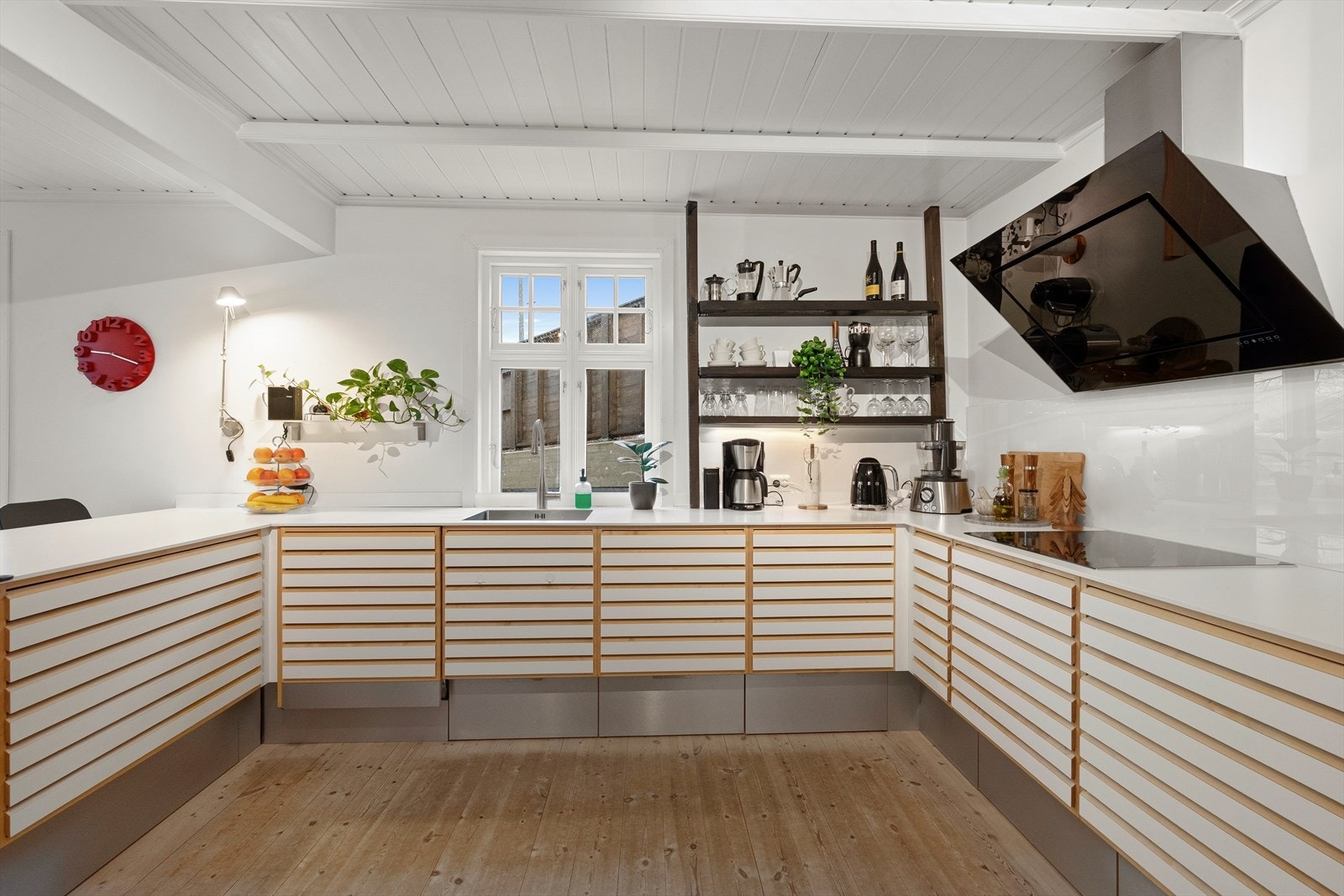 Lekkert kjøkken fra UnoForm med integrerte hvitevarer Galleribilde