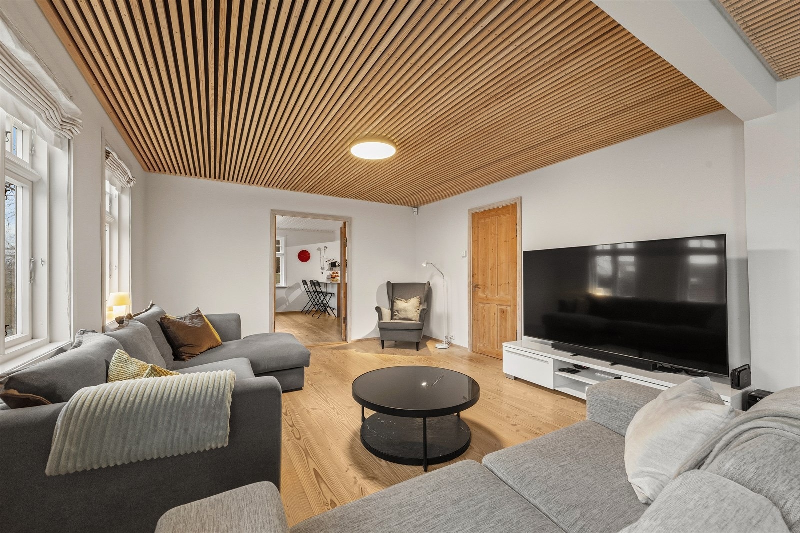 To gode soner med spisebord og kjøkken innenfor neste rom Galleribilde