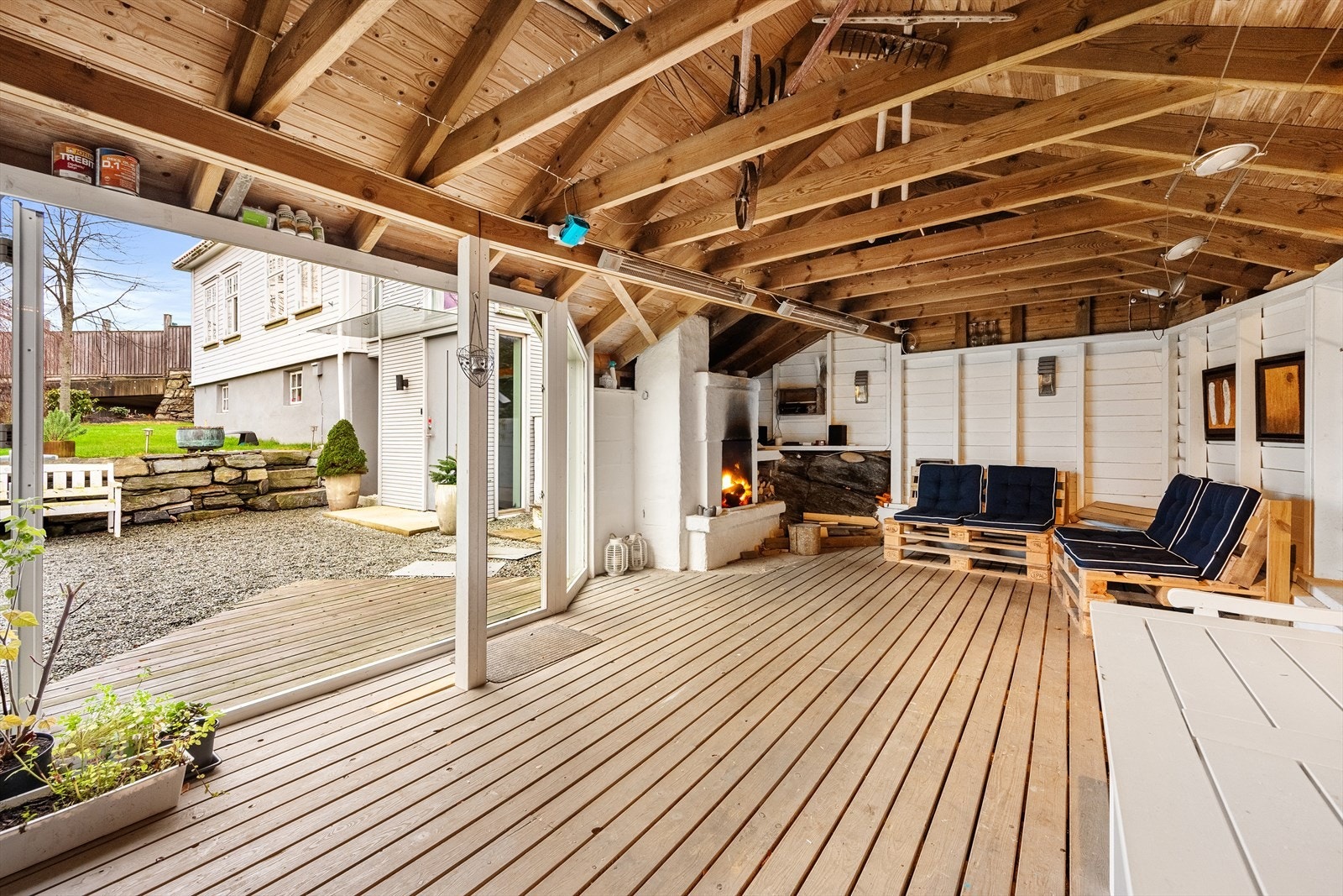 En nydelig utestue i enden av garasjen. Her er det bare å åpne dørene og nyte både vår, høst og sommer. Galleribilde