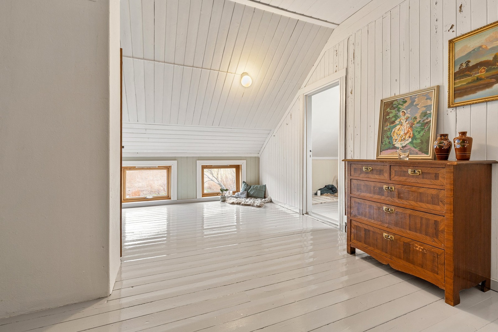 Praktisk loftsetasje med egen loftstue Galleribilde