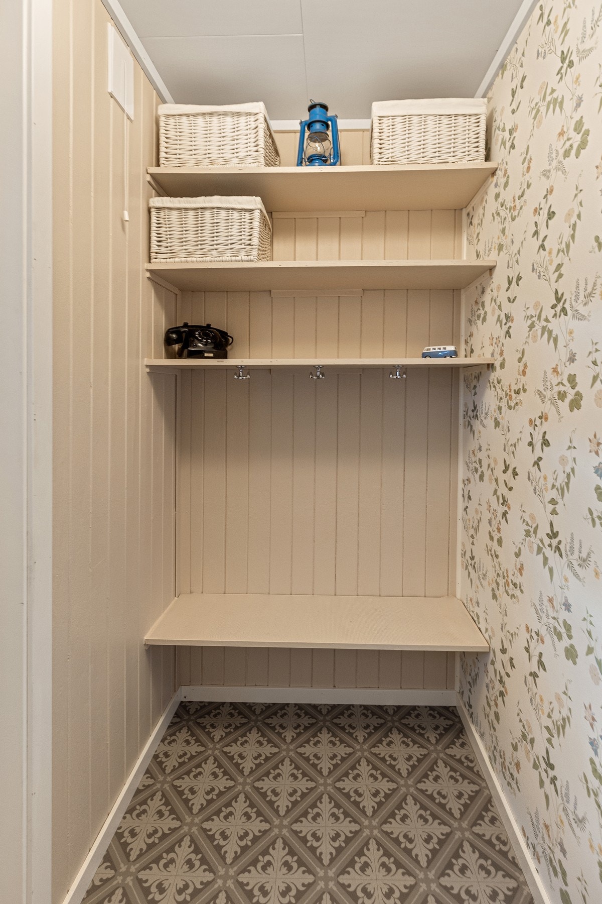 Praktisk gang med hyller for oppheng til yttertøy Galleribilde