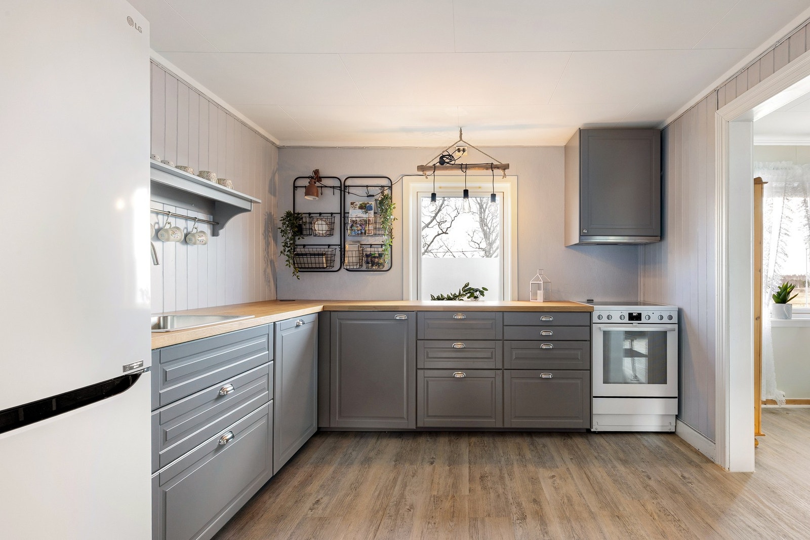 Flott kjøkken i eget rom med godt med skap- og benkeplass Galleribilde