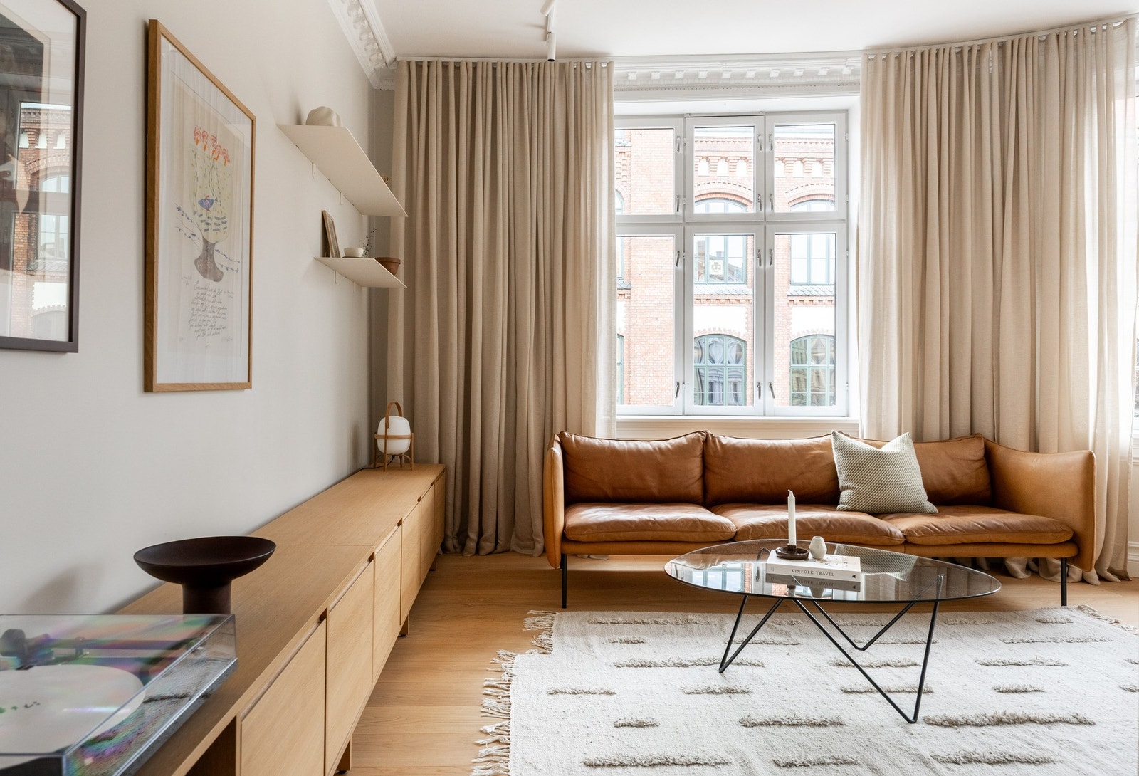 Leiligheten har store, klassiske vindusflater som slipper inn rikelig med naturlig lys. Galleribilde