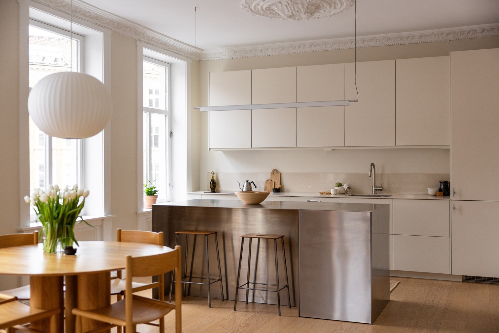 Gode møbleringsmuligheter og kan enkelt innredes med både romslig sofa- og spisesone. Galleribilde