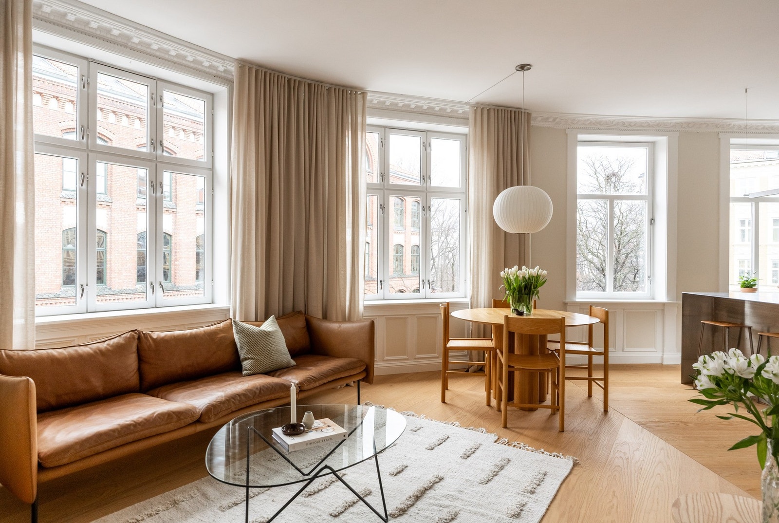 Leiligheten byr på flere gode kvaliteter med flott balkong mot bakgård, generøs himling opptil 2,84m og høy standard. Galleribilde