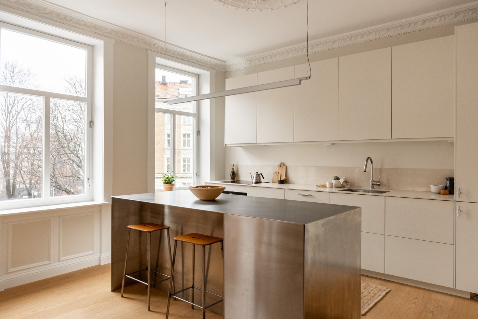 Lekkert kjøkken fra 2021 med glatte fronter og benkeplate i stein. Galleribilde