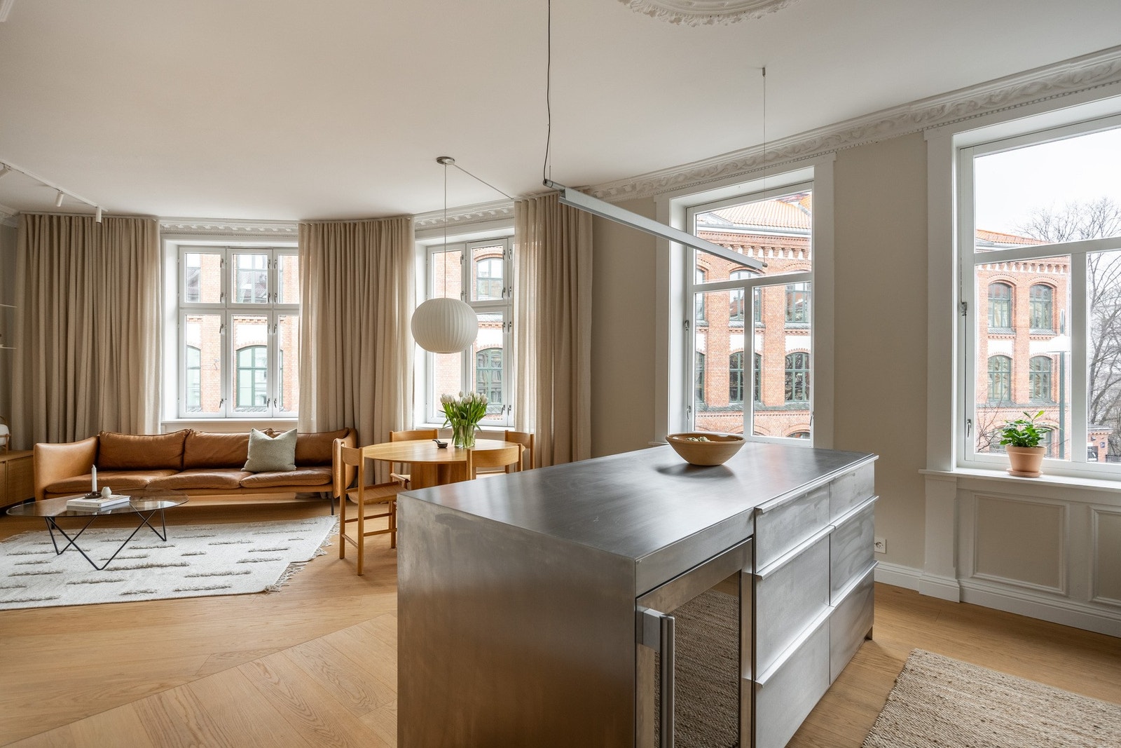 Hjørneleilighet med en praktisk, åpen kjøkkenløsning mot stuen. Galleribilde