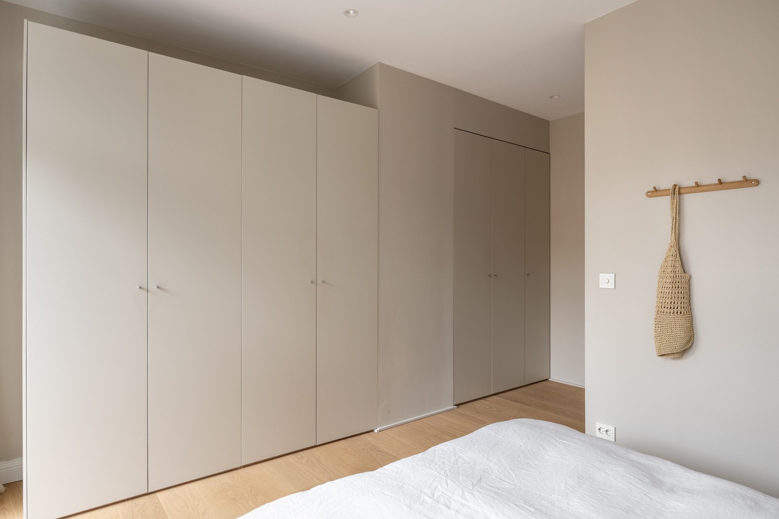 Hovedsoverommet er innredet med stor garderobeløsning. Galleribilde