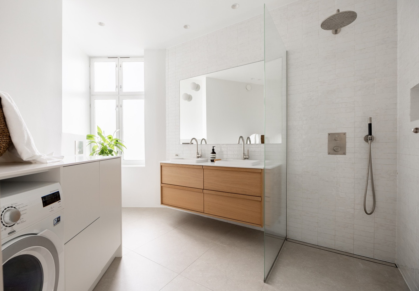 Stilrent og lunt baderom fra 2021, utført i delikate lyse toner. Galleribilde