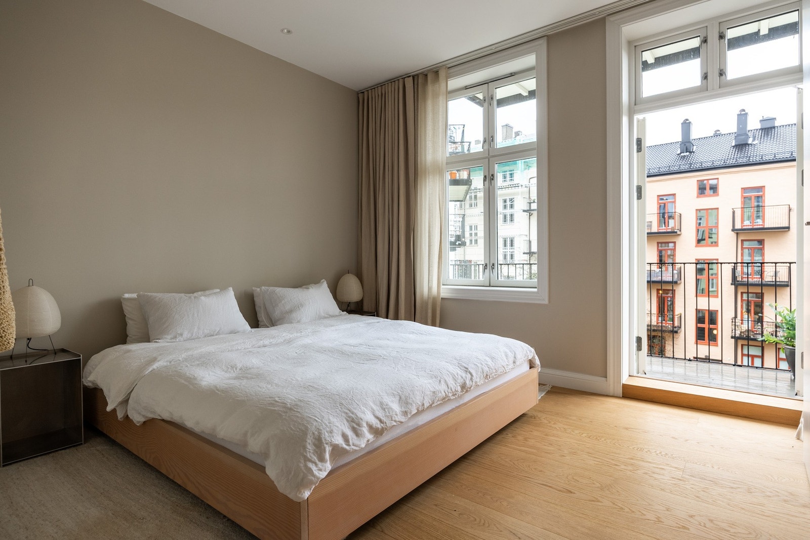 Hovedsoverommet er av god størrelse og har egen utgang til en hyggelig balkong. Galleribilde