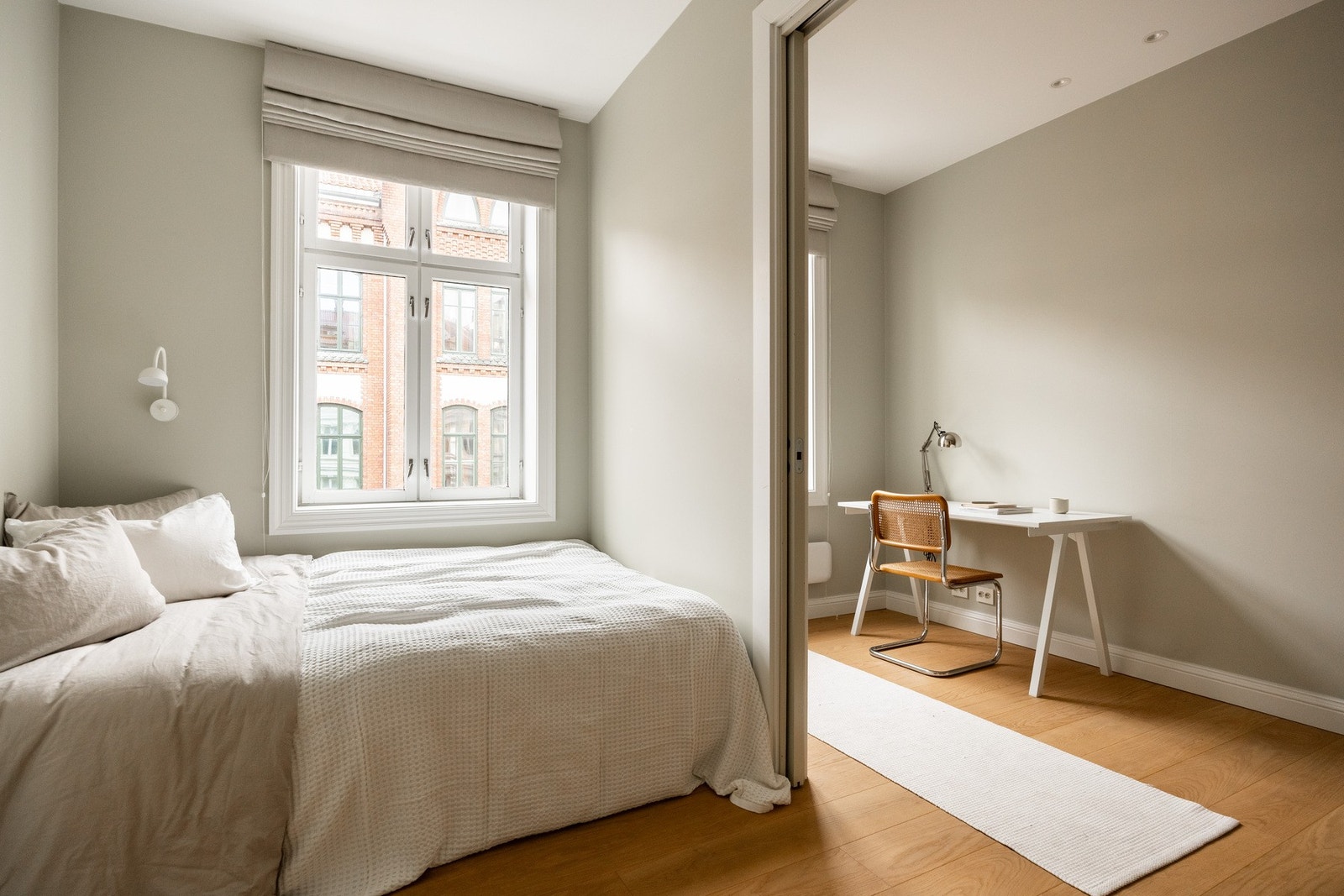 Leilighetens andre soverom, avskilt med skyvedør. Galleribilde