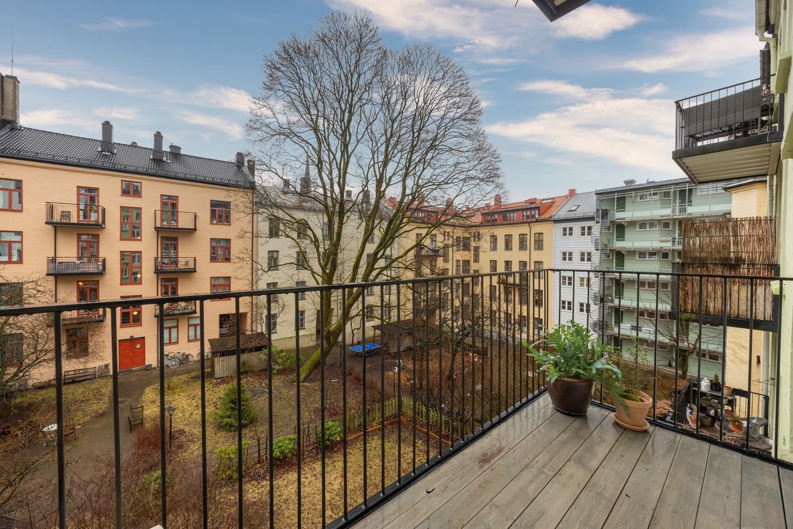 Bakgården fremstår som en grønn oase om våren og sommeren. Galleribilde
