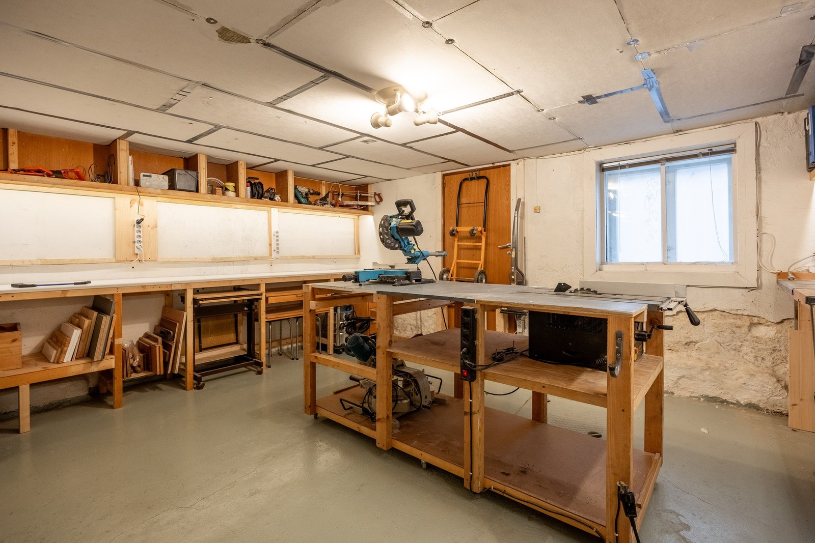 Veldrevet borettslag med felles verksted i kjeller. Galleribilde