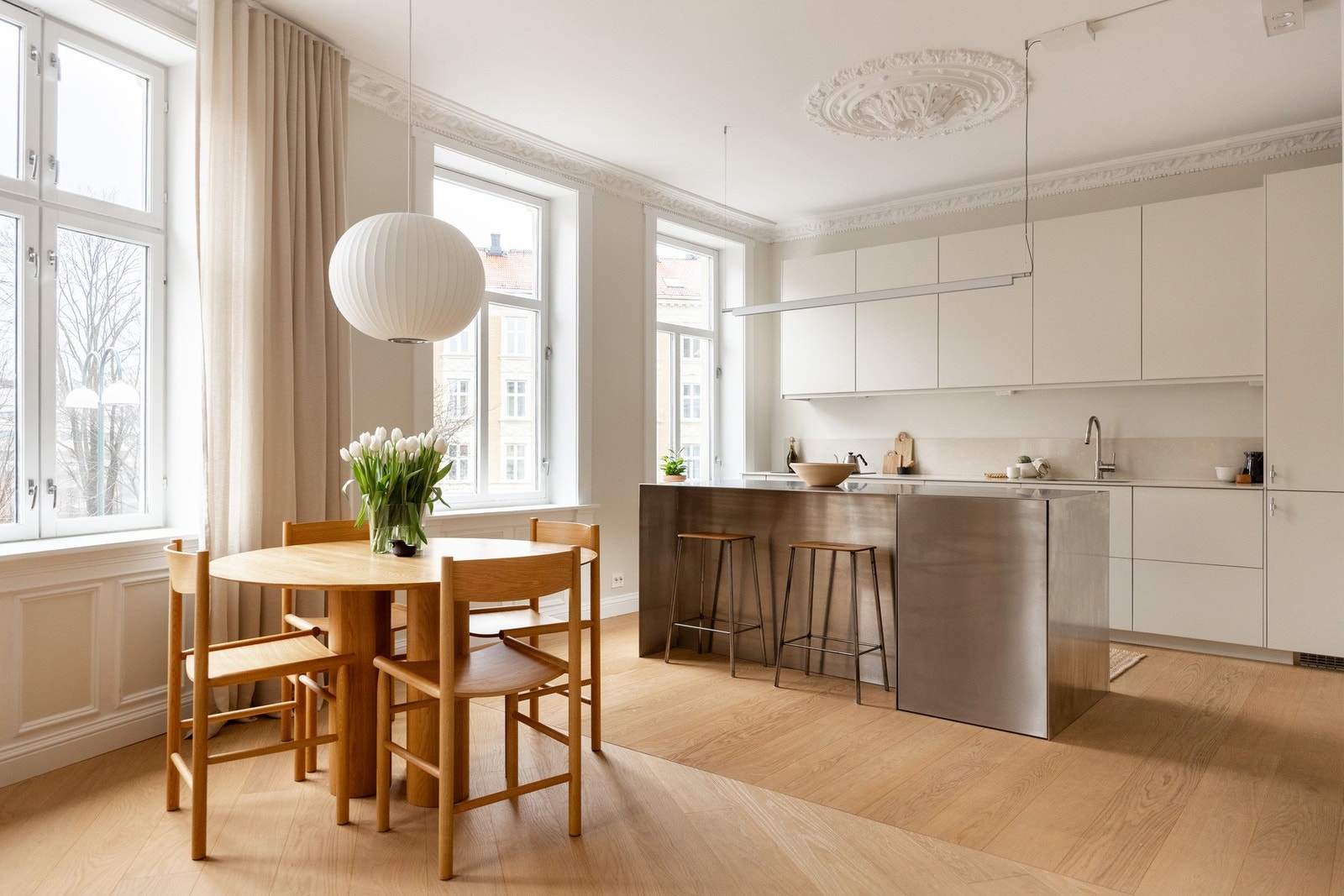 Hele leiligheten ble omfattende oppusset i 2021 med unike detaljer. Galleribilde