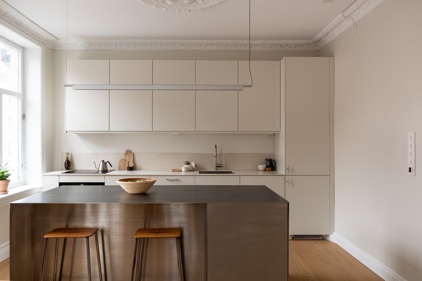 Sosialt og luftig, med gode og funksjonelle løsninger samt rikelig med skap- og benkeplass. Galleribilde