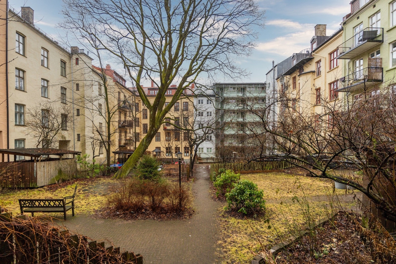 Nedre del av fasaden ble pusset og malt i 2025. Galleribilde