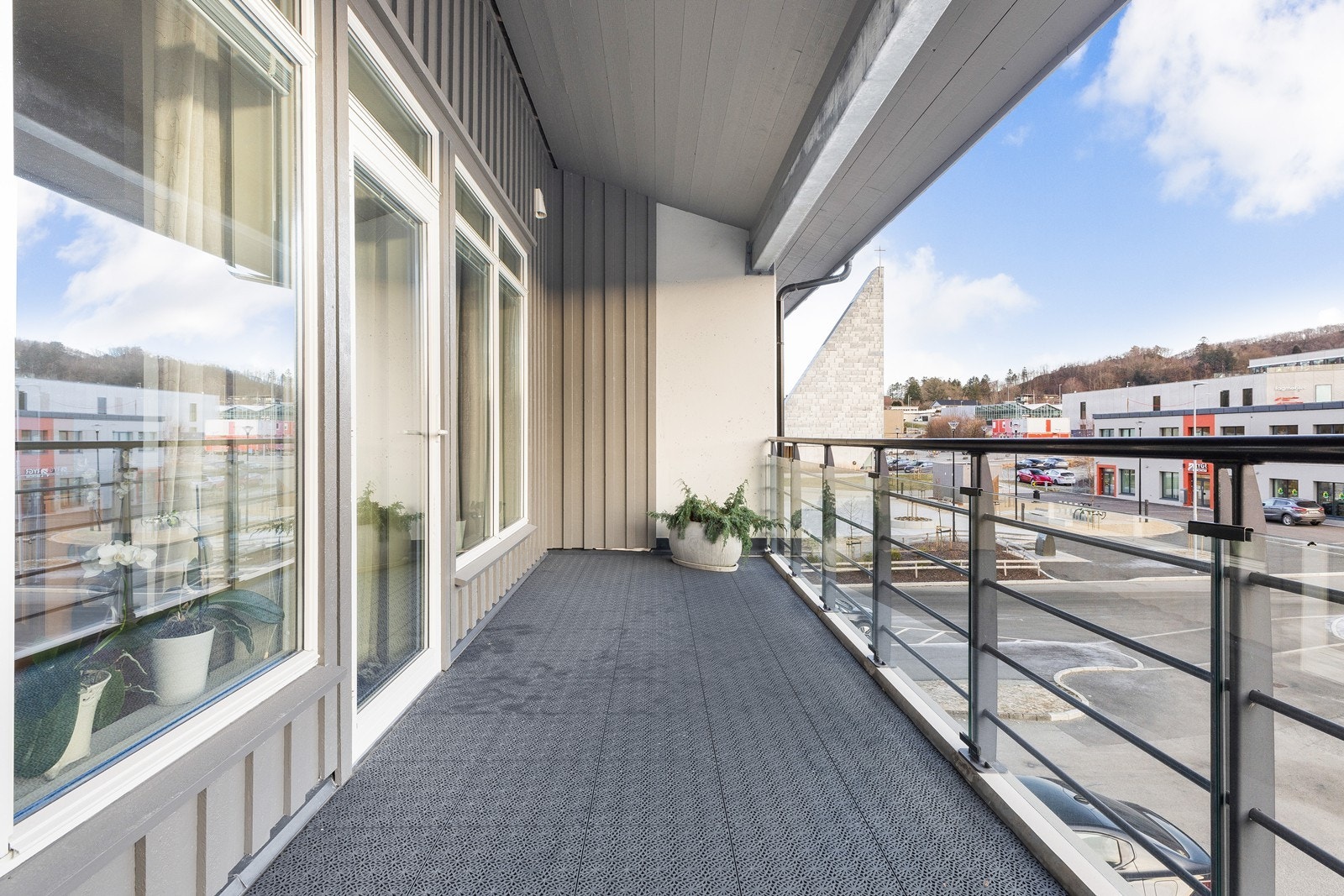 Balkongen i front har overbygg og man har god plass til møblering Galleribilde