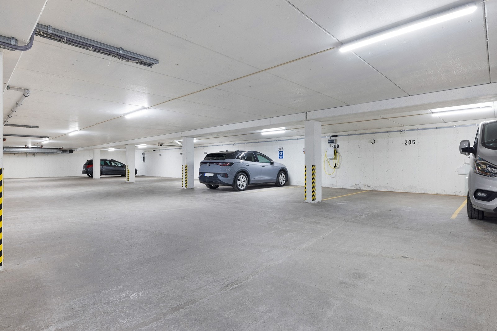 Parkeringsplass i lukket anlegg. Galleribilde