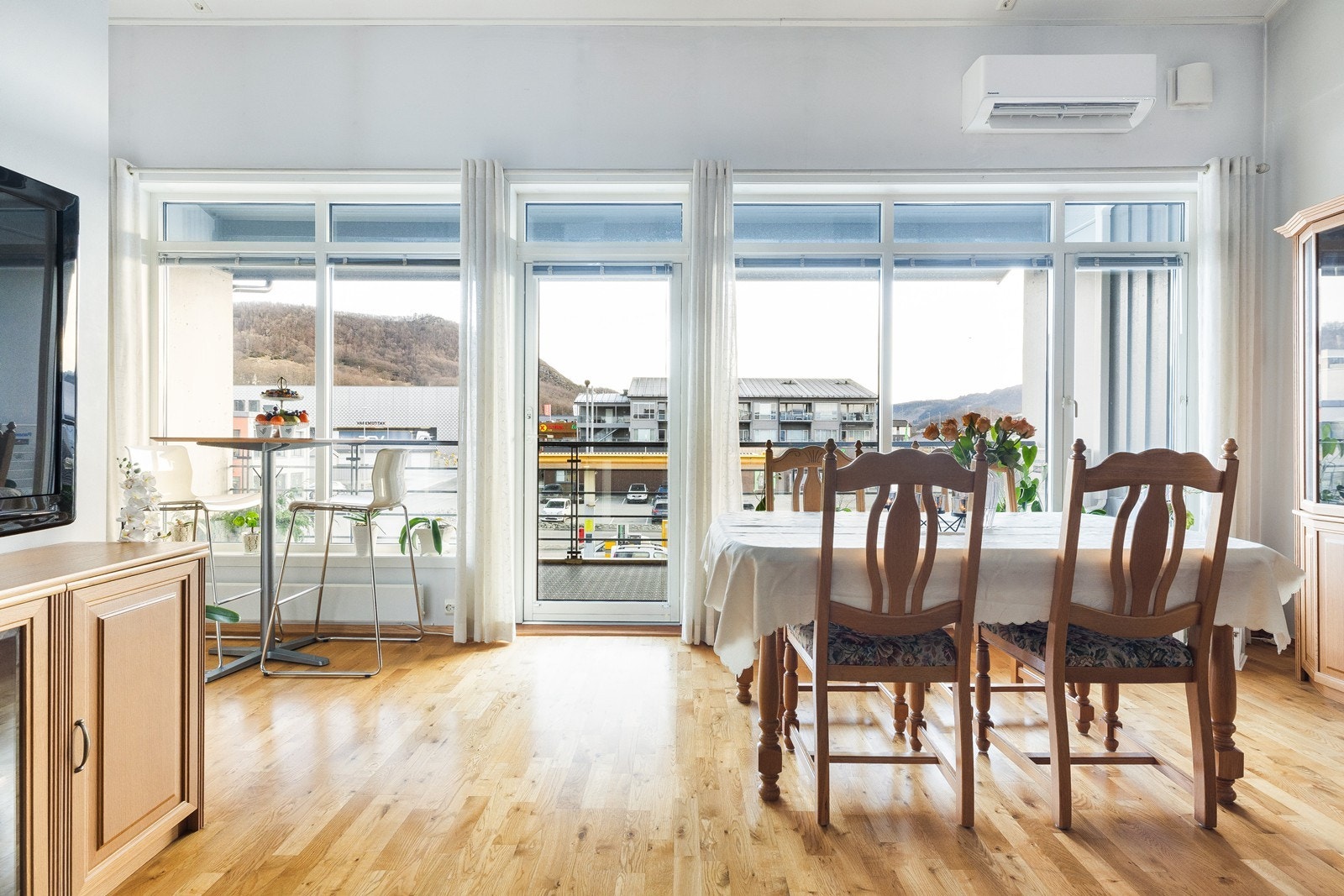 Fra stuen har man utgang ut til en overbygget balkong med sol fra tidlig morgen Galleribilde