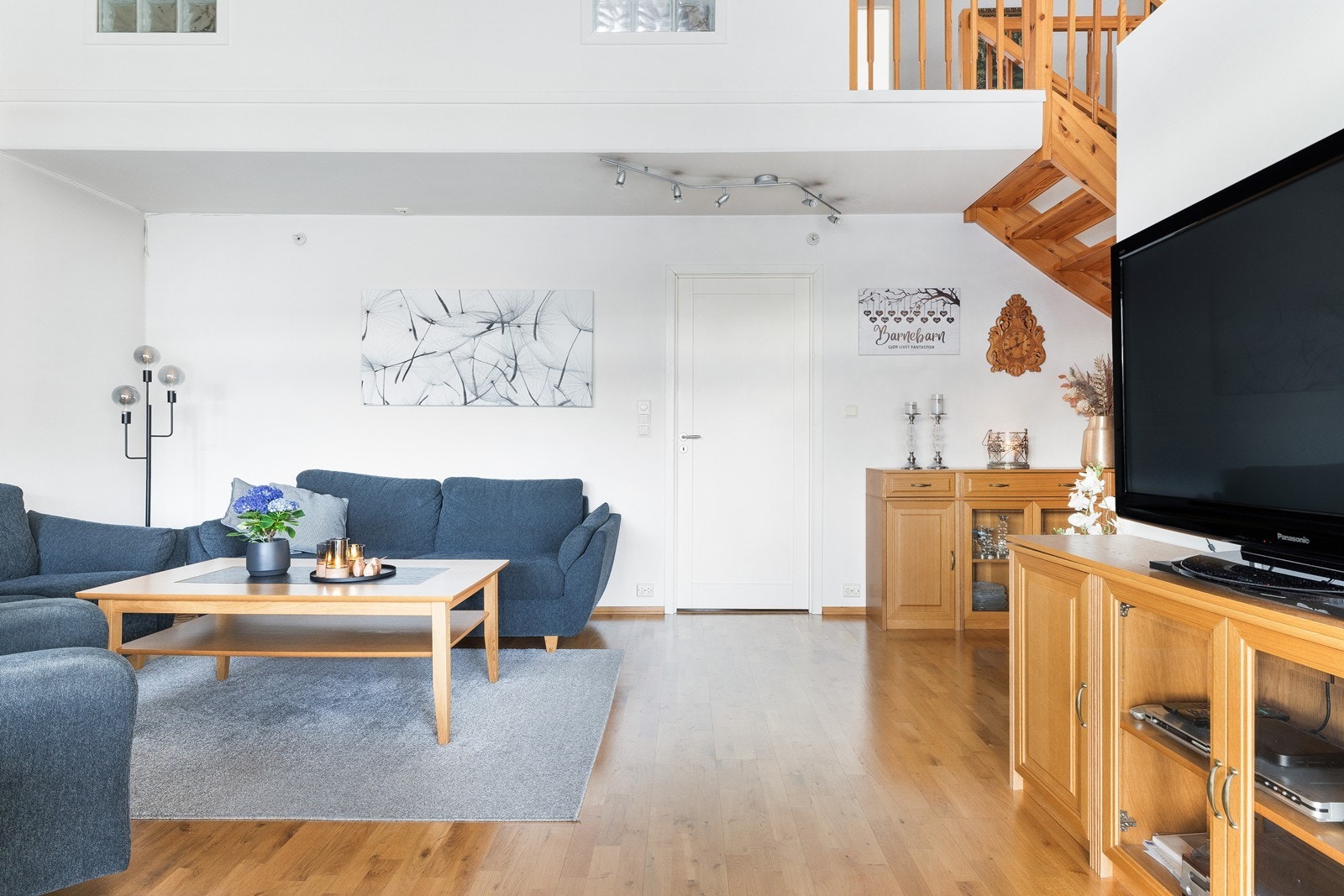 Leiligheten har lysmalte vegger og fin eikeparkett på gulvene Galleribilde