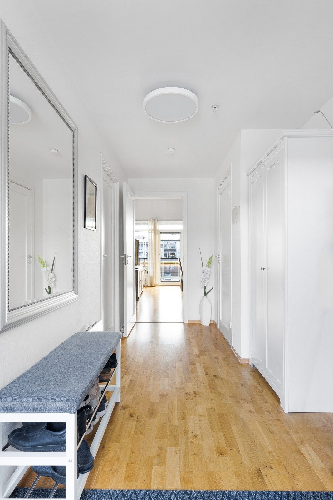 Leiligheten går over 2 plan og er meget innholdsrik Galleribilde