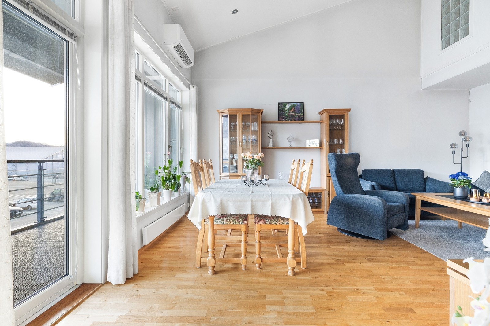 Man har store vindusflater i front som slipper inn godt med dagslys Galleribilde