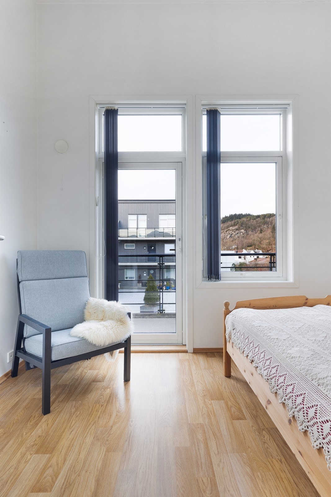 Soverom 2 har utgang til koselig balkong på andre siden av bygget Galleribilde