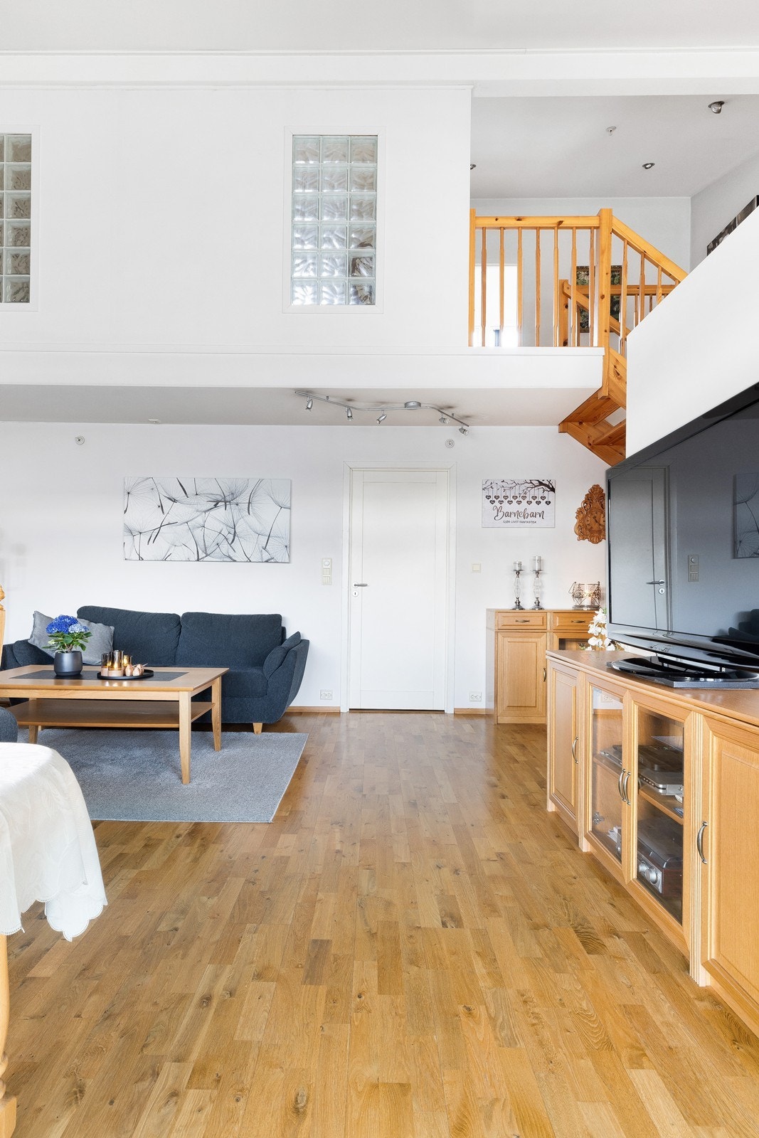 Den ekstra takhøyden gjør det meget luftig og man får en god romfølelse Galleribilde