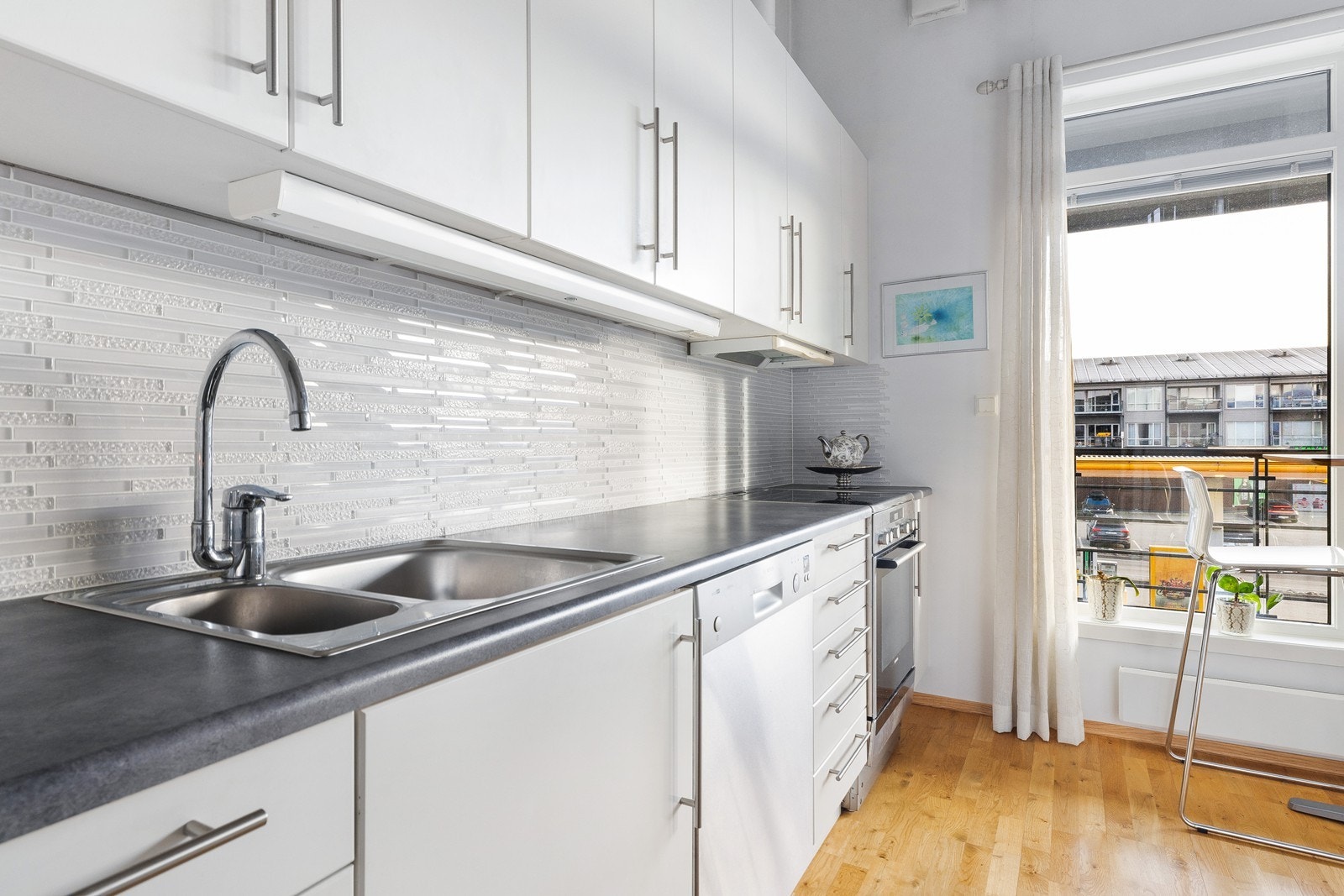 Kjøkkenet har godt med skap og benkeplass med hvitevarer som følger med i handelen. Galleribilde