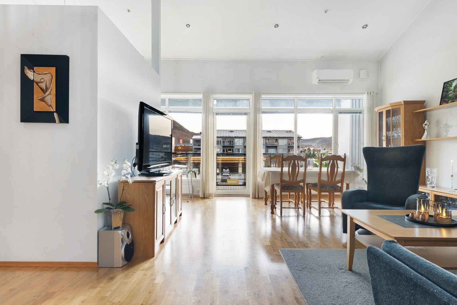 Man har varmpepumpe for oppvarming som gir en jevn og god innetemperatur Galleribilde