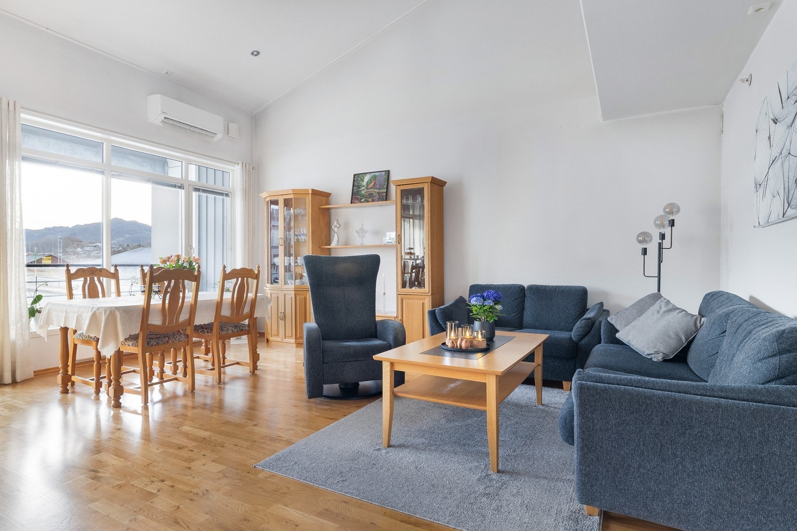 Her er god plass til både sittegruppe og spisebord. Galleribilde