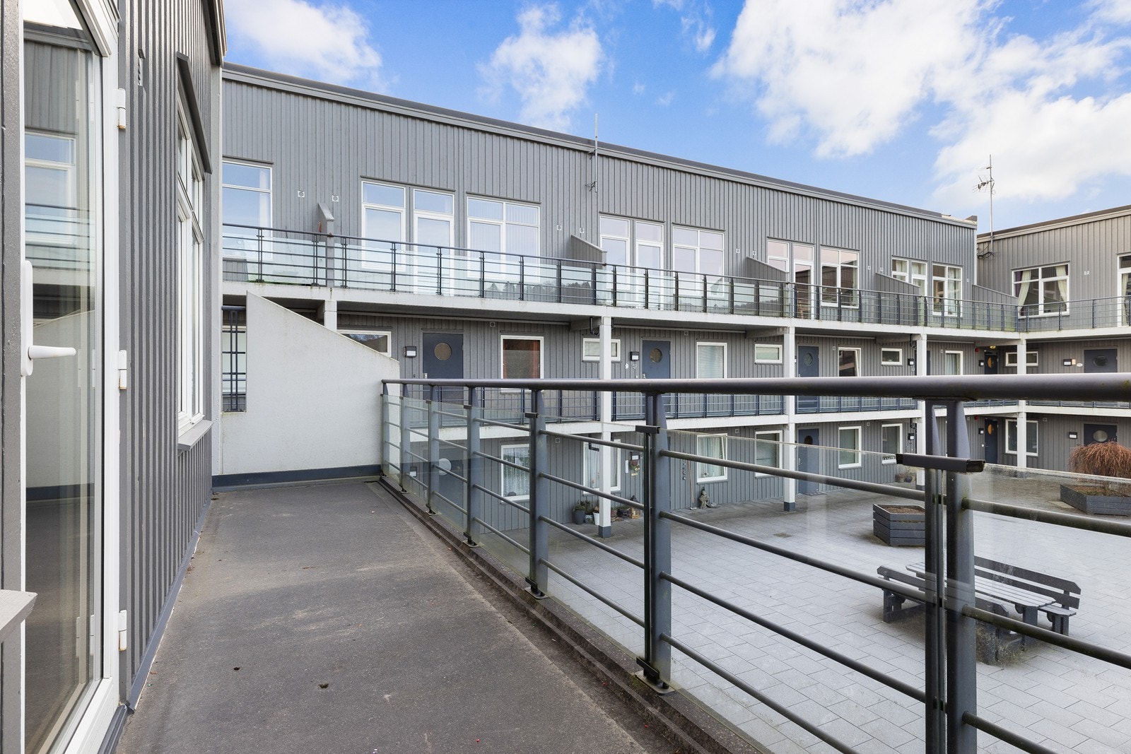 Balkongen vender inn mot et lunt og skjermet fellesområde / atrium Galleribilde